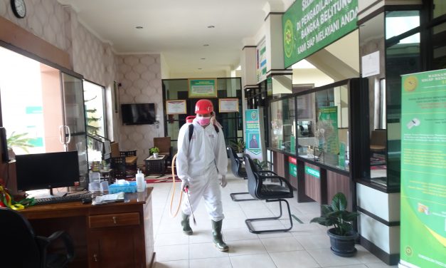 PENYEMPROTAN DESINFEKTAN PADA PENGADILAN TINGGI BANGKA BELITUNG