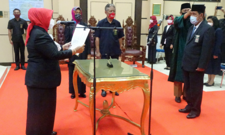 PENGAMBILAN SUMPAH JABATAN DAN PELANTIKAN Drs. TAJUDIN NUR, S.H. SEBAGAI SEKRETARIS PENGADILAN TINGGI BANGKA BELITUNG