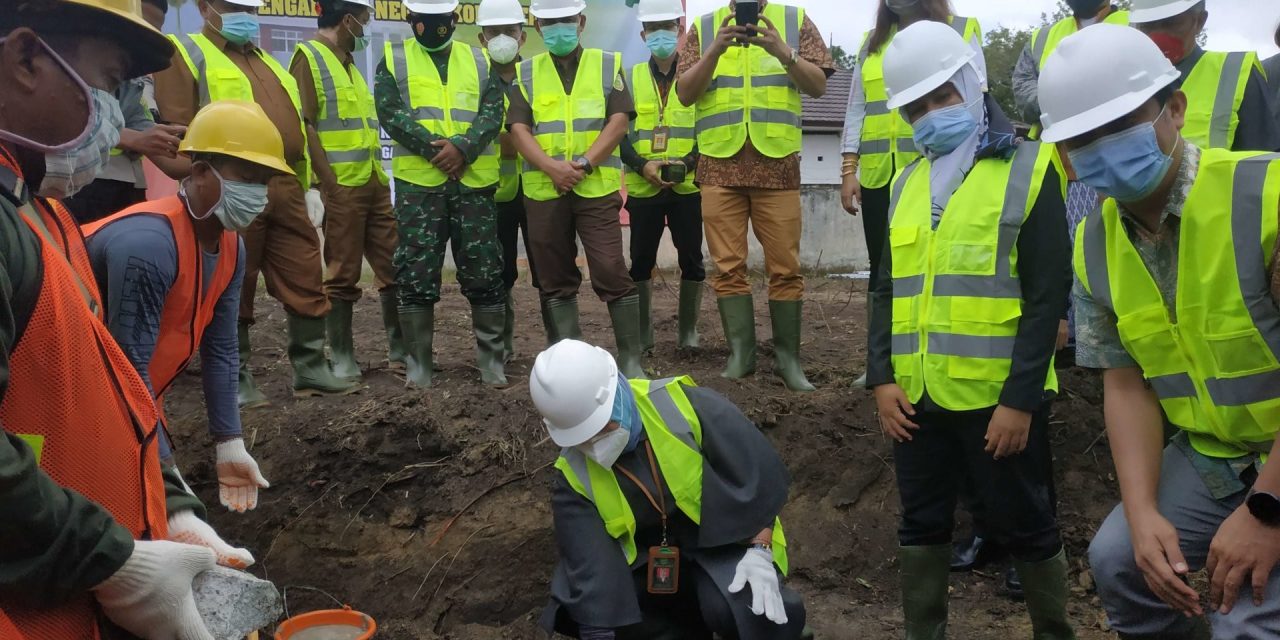 PELETAKAN BATU PERTAMA PEMBANGUNAN KANTOR BARU PENGADILAN NEGERI KOBA KELAS II OLEH KETUA PENGADILAN TINGGI BANGKA BELITUNG