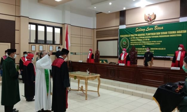 PENGAMBILAN SUMPAH, PELANTIKAN DAN SERAH TERIMA JABATAN KETUA PENGADILAN NEGERI / TIPIKOR / HUBUNGAN INDUSTRIAL PANGKALPINANG DAN KETUA PENGADILAN NEGERI MENTOK