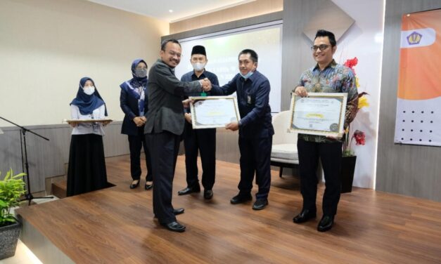 Kanwil Ditjen Perbendaharaan (DJPb) Provinsi Bangka Belitung Memberikan Penghargaan Penyusun Laporan Keuangan UAPPA-W T.A 2021 terbaik