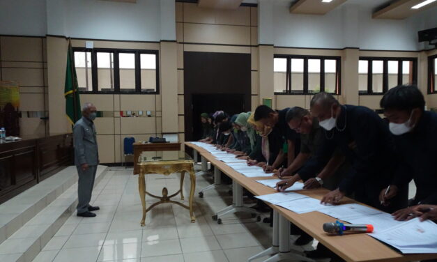 KPT dan seluruh Aparatur Pengadilan melakukan PENANDATANGAN PAKTA INTEGRITAS, Perjanjian Kinerja dan Komitmen Bersama