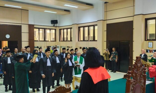 Ketua, Suwidya, S.H., L.L.M. Resmi Melantik Calon Advokat dari Lembaga PERADI