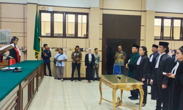 Ketua, Suwidya, S.H., L.L.M. Resmi Melantik Para Calon Advokat