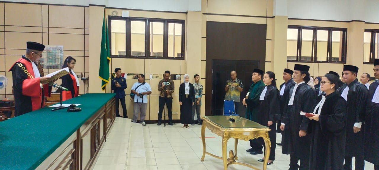 Ketua, Suwidya, S.H., L.L.M. Resmi Melantik Para Calon Advokat
