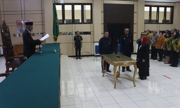 PENGAMBILAN SUMPAH JABATAN DAN PELANTIKAN SEKRETARIS PENGADILAN TINGGI BANGKA BELITUNG