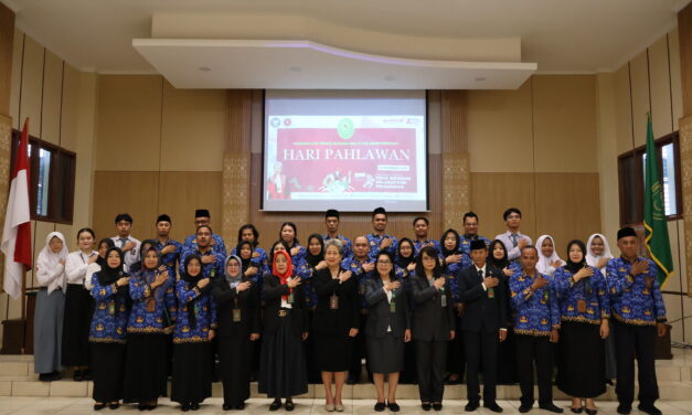 KOMITMEN TAK TERHALANG HUJAN: PT BABEL Laksanakan Upacara Hari Pahlawan 2025, Kobarkan Semangat Ilmu dan Empati