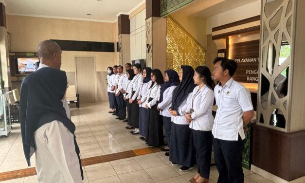 Senin, 15 Desember 2025 - Kegiatan Rutin Pengarahan Petugas PTSP PT Bangka Belitung